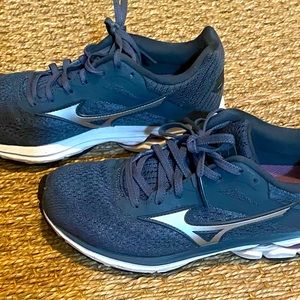 Women’s Mizuno Wave Rider size 7 running shoes